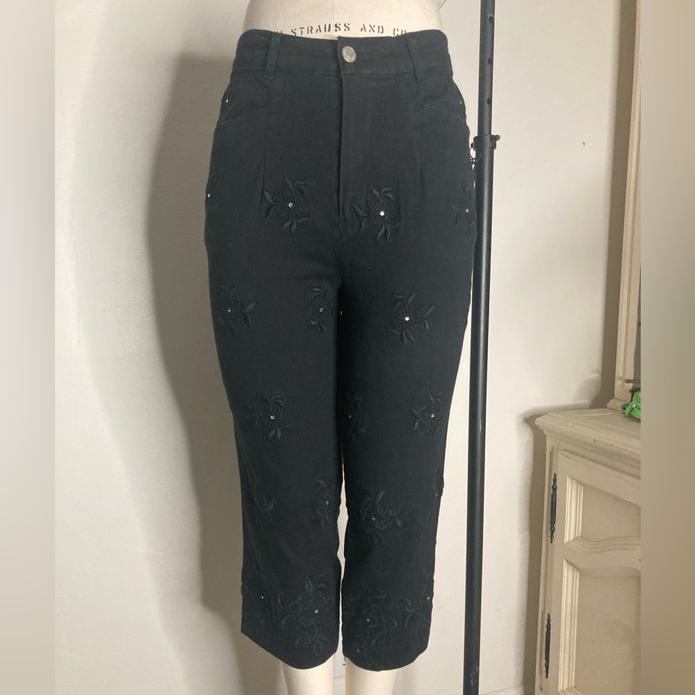 Vtg high waisted black embroidered capris with rhinestones
